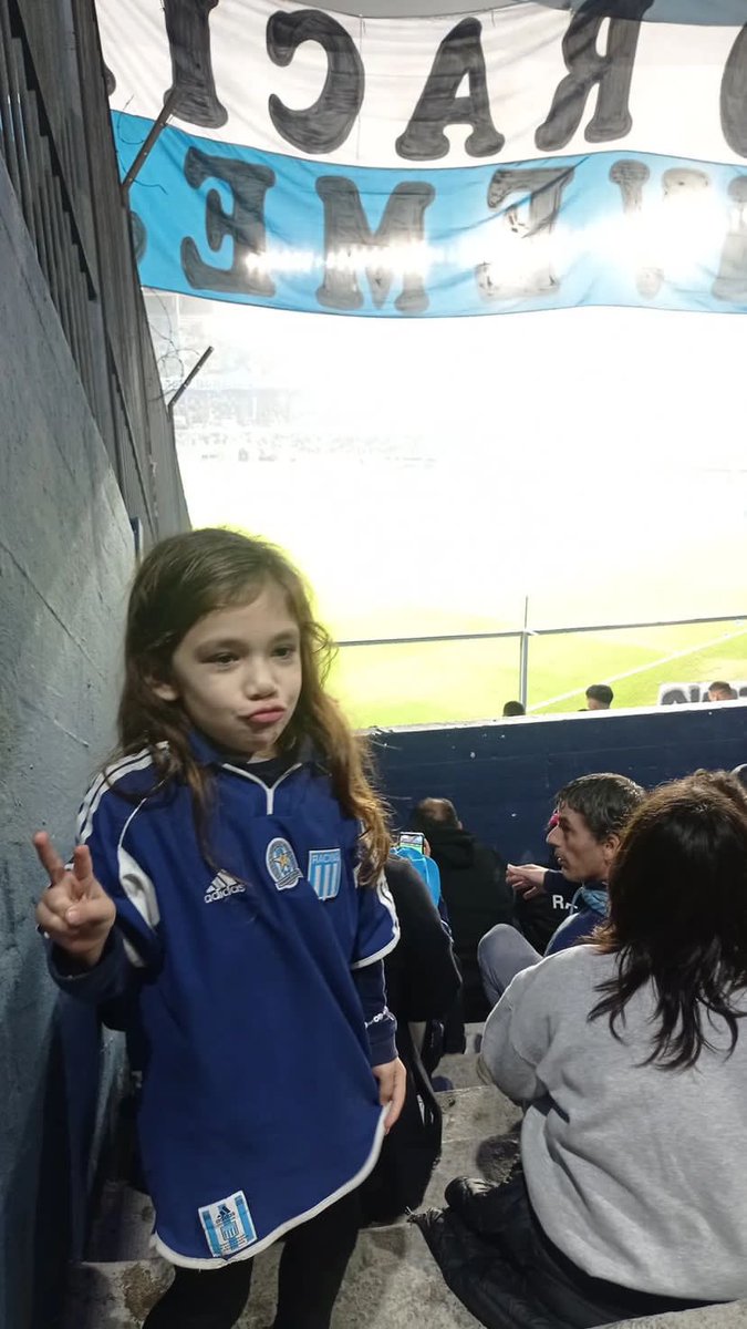 Mi hermano me consiguió una entrada para la final pero con todo el dolor del mundo le dije que no porque le dije a Delfi que íbamos a ir y si no la puedo llevar tampoco debo ir. Estoy destruido hoy pero el sábado lo voy a vivir con ella