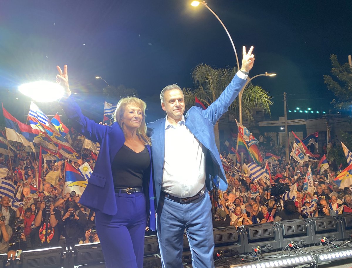 gonzacivila's tweet photo. Las Piedras es artiguismo, es el pueblo oriental labrando su libertad y queriendo ser Nación. 
Cerrar la campaña acá simboliza lo mejor de nuestra historia y de nuestro proyecto de país. 
Hermoso acto final. 
#OrsiPresidente https://t.co/yFq4MPMtrQ