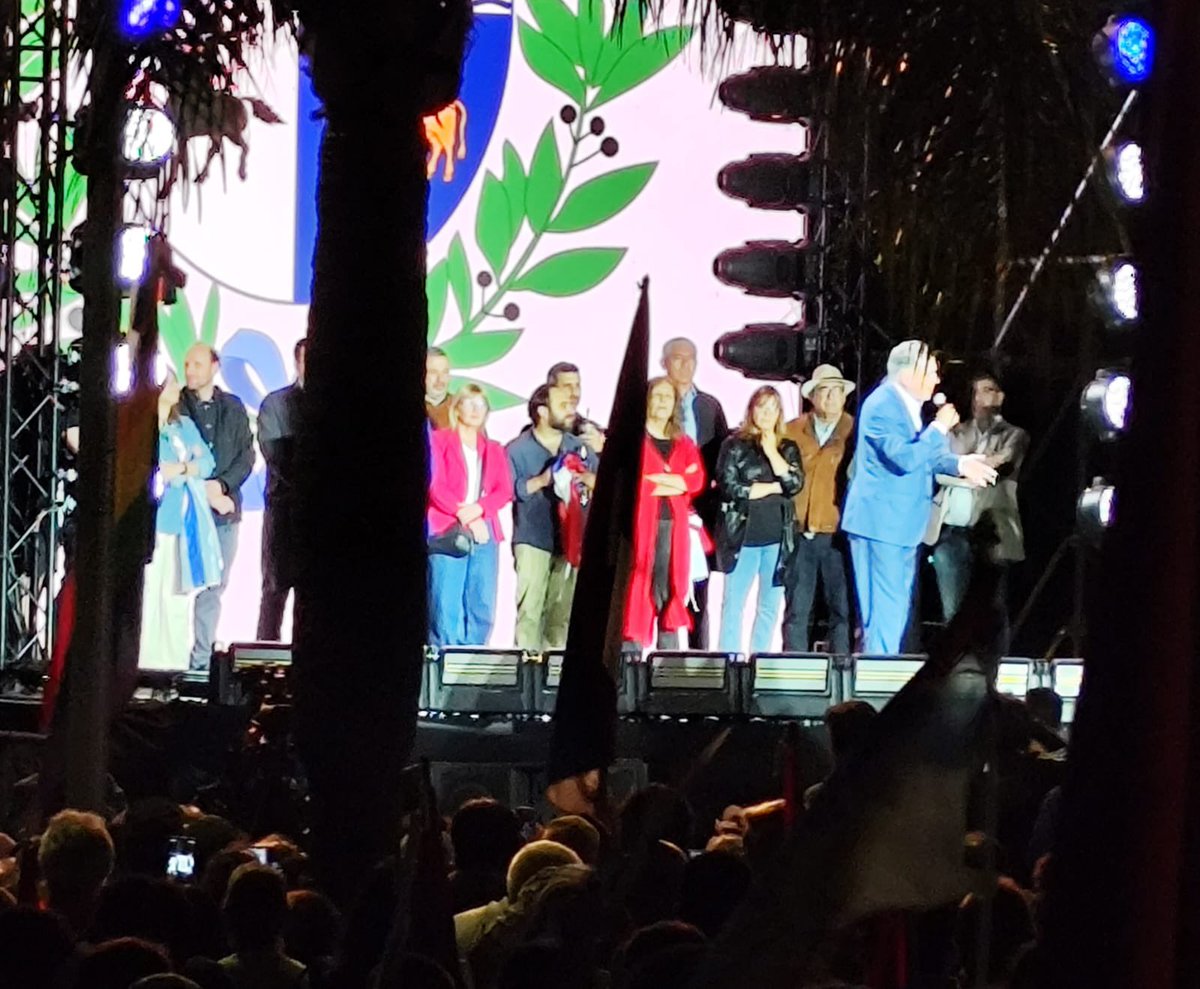 gonzacivila's tweet photo. Las Piedras es artiguismo, es el pueblo oriental labrando su libertad y queriendo ser Nación. 
Cerrar la campaña acá simboliza lo mejor de nuestra historia y de nuestro proyecto de país. 
Hermoso acto final. 
#OrsiPresidente https://t.co/yFq4MPMtrQ