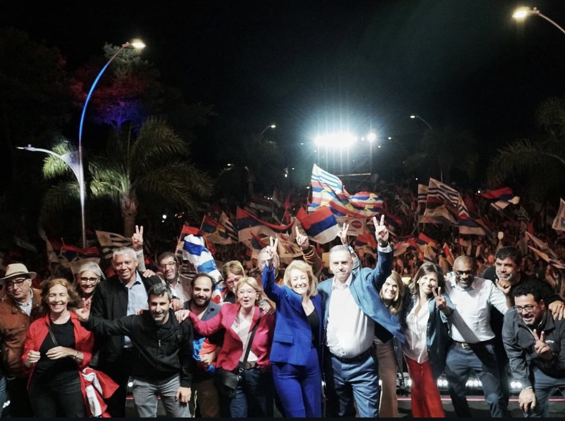 gonzacivila's tweet photo. Las Piedras es artiguismo, es el pueblo oriental labrando su libertad y queriendo ser Nación. 
Cerrar la campaña acá simboliza lo mejor de nuestra historia y de nuestro proyecto de país. 
Hermoso acto final. 
#OrsiPresidente https://t.co/yFq4MPMtrQ