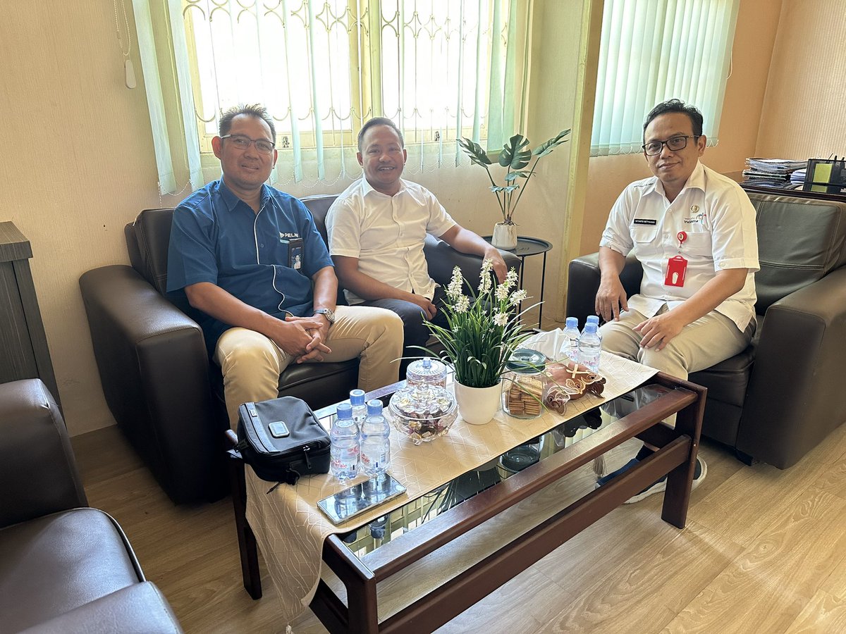 tantoburu's tweet photo. Bersama pak Kadis Perhubungan dan Pimpinan PT PELNI can Namlea, berbincang dan berdiskusi ttg titik paket wisata untuk wisatawan penumpang Kapal pelni yang sandar di pelabhn Namlea. @pelni_ @pelni162_ID https://t.co/fkAeCeRRfp