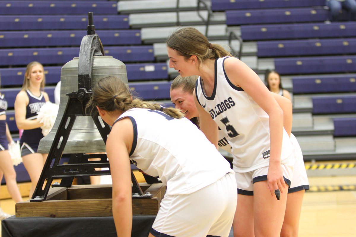 🏀 | Savi Butterfield, Jordan Ernstmeyer and Makynna Robbins do the honors of ringing the bell! #RTB! 🔔