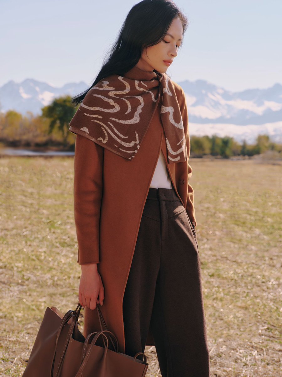 juzui_official's tweet photo. 𝐉𝐔𝐙𝐔𝐈 2024 Winter Collection
The use of superfine wool with Western silhouette, creating a classic fashion return.
Absorb the retro color of sunset glow to show a romantic scene of winter.
#JUZUI #fashion #collection #Chinese https://t.co/yrr0c0urI1