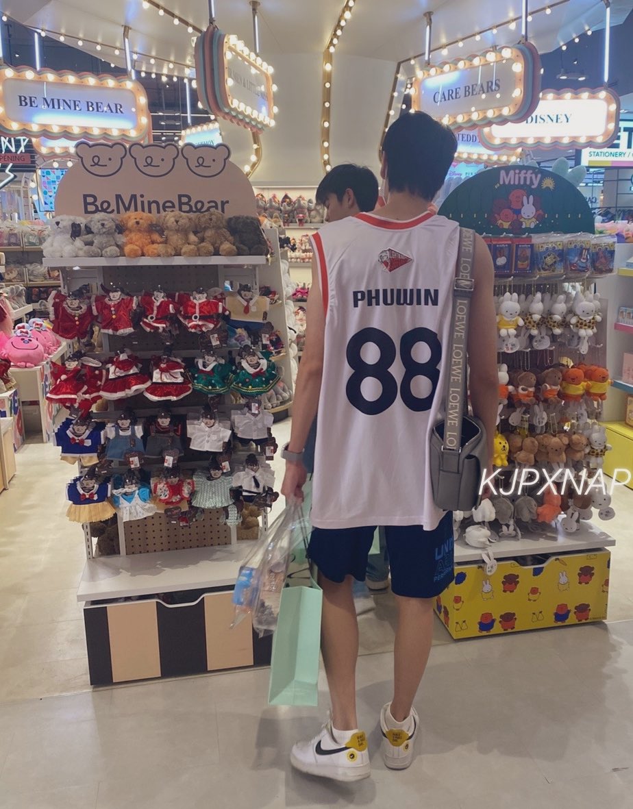 Pkhunfourth's tweet photo. “ ปีนี้เราทำต้น คริสต์มาส ด้วยกันอีกนะ” 🎄

// หาให้เจอนะคนที่ยืนเฝ้าเราเลือกตุ๊กตา🫣💘 น่ารักมากๆเลยคับ https://t.co/nkQR34VjkT