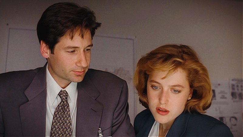 mulder: i do not gaze at scully.

also mulder: 😍