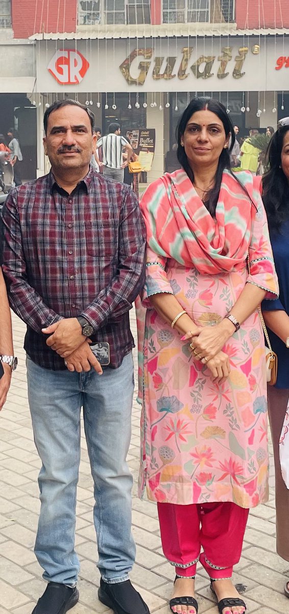 हर परिस्थिति में एक परछाई की भांति सदैव मेरे साथ उपस्थित रहने वाली जीवन संगिनी को जन्मदिवस की अनंत शुभकामनाएं…यूँ ही साथ चलती रहो !
Happy birthday <a href="/SumeshBeniwal/">Sumesh Beniwal</a>