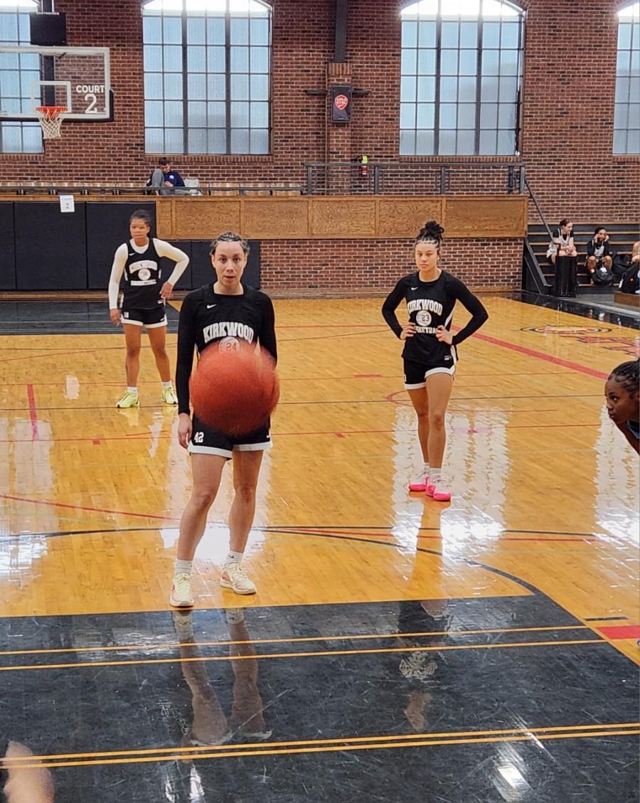 MNDiamondElite1's tweet photo. Happy Birthday @EllaPritchard16. Continue to shine bright like a diamond! Forever a Diamond! @CoachTifff @KCC_WBB @sabrinawest

#WeOverMe
#ForeverADiamond https://t.co/IpVvJYwvz6
