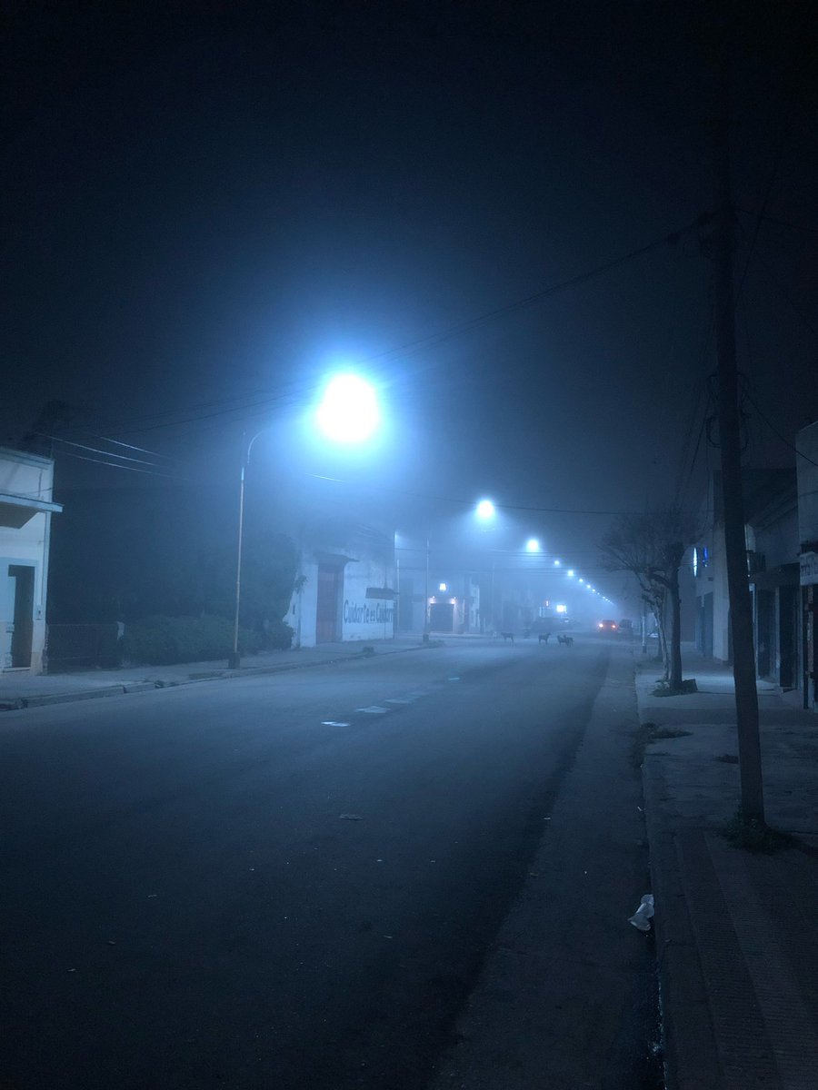 toda la tarde sentado con mi persona favorita pero la lampara se ve rara