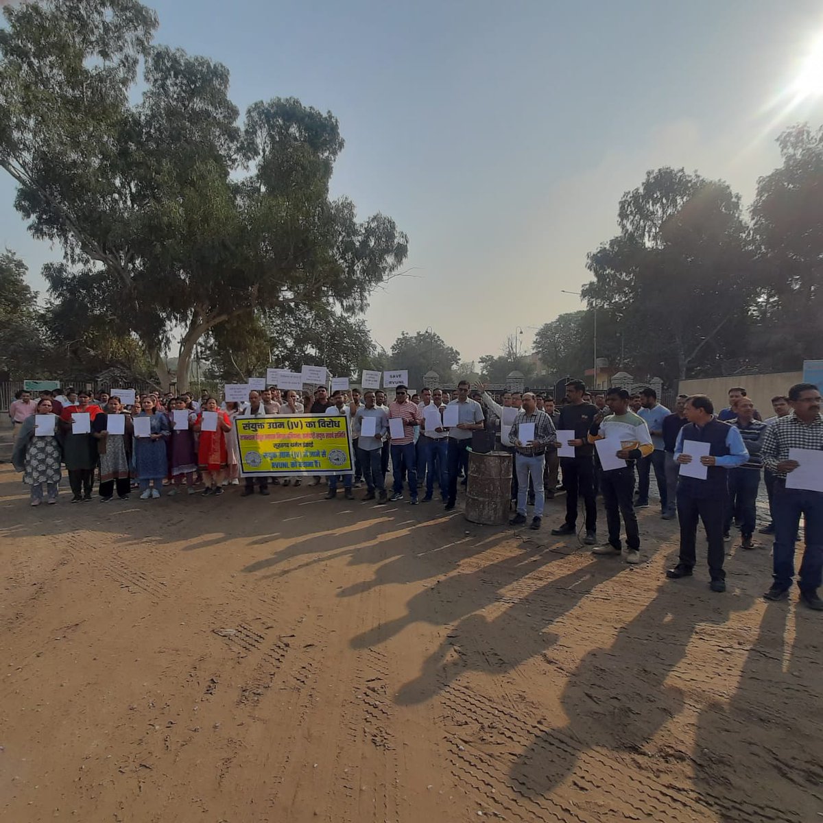 सुप्रभात दोस्तों ❤️🙏
ये हैं हमारे राजस्थान राज्य विद्युत उत्पादन निगम के सूरतगढ़ थर्मल पावर स्टेशन के अधिकारी और कर्मचारी जो आज अपने खून पसीने से सीचें पॉवर प्लांटस को बचाने के लिए संघर्ष कर रहे हैं।
अब से लगभग 25 वर्ष पुर्व जब यहां ज्वॉइन किए थे उस समय केवल दो यूनिट ही बिजली का