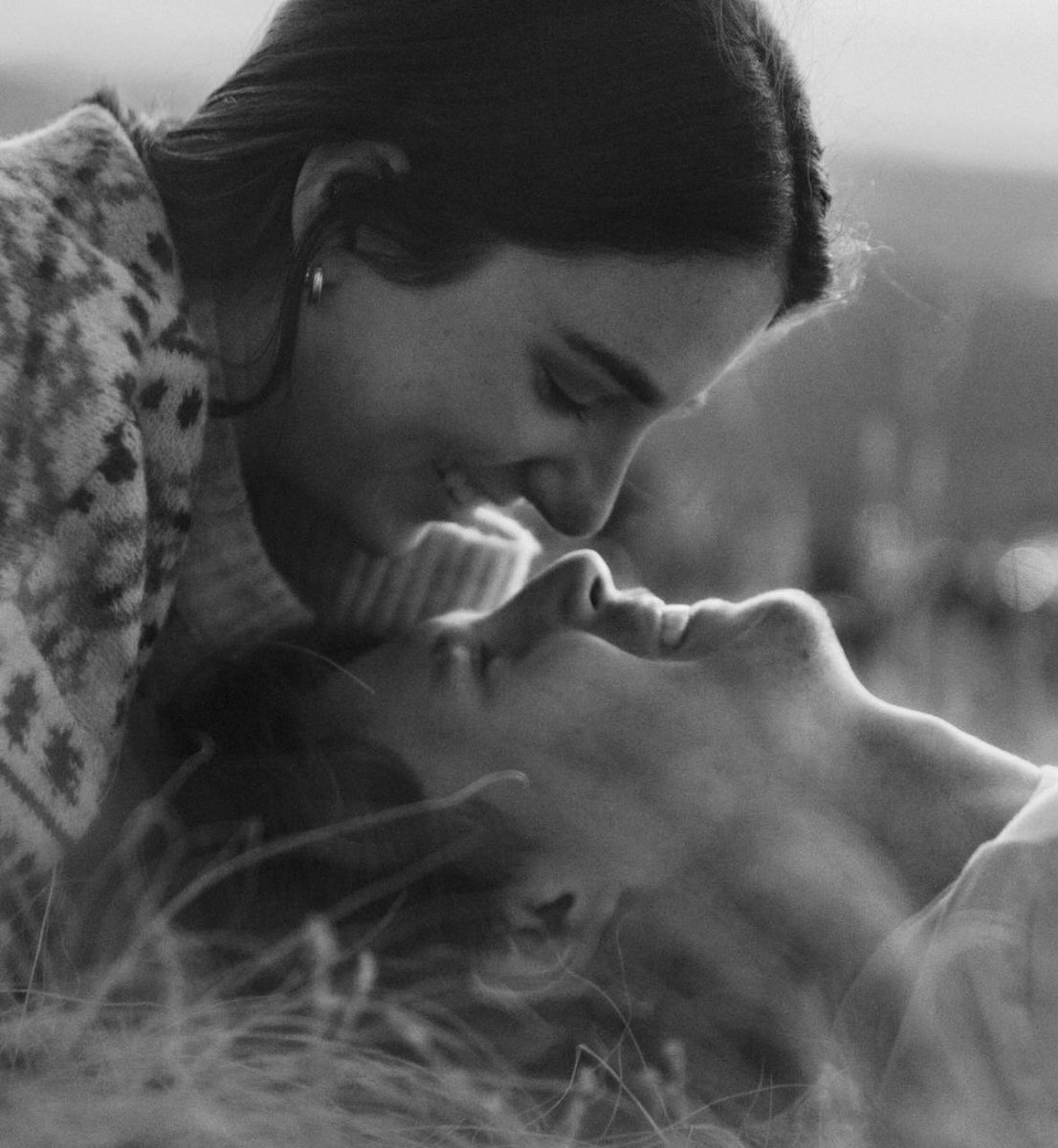 claudiarroyo08's tweet photo. "Si vieras la sonrisa tan bonita que me brota cuando pienso en ti,sabrías que tu haces una eterna primavera en mi, y no importa si es otoño,si afuera llueve, si el frío me quiere invadir,si tú eres ese sol que me abriga, que me abraza y me hace florecer, si tú me haces feliz"ca💜 https://t.co/uTYNm7HoVP
