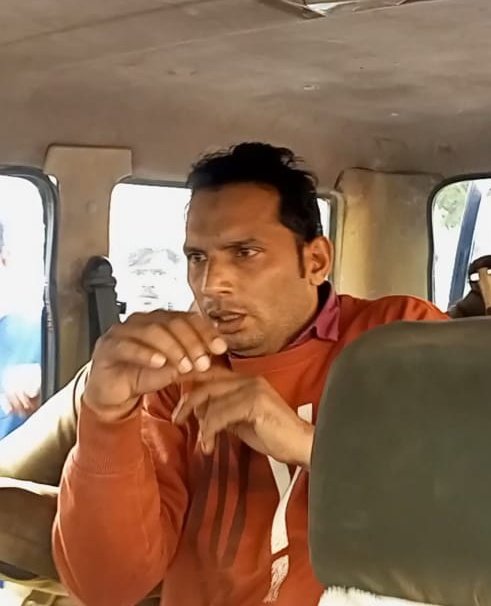 ये है शाहिद।
धनौरा के राष्ट्रीय इंटर कॉलेज का एक मास्टर।इसकी मानसिकता जिहादी है इसने क्लास 9th की छोटी छोटी बच्चियों को 1 लाख रुपया और फिर निकाह का लालच दे रहा था।
इसकी नौकरी निरस्त की जानी चाहिए निलंबन से काम नहीं चलेगा।
<a href="/myogiadityanath/">Yogi Adityanath</a> आपसे करबद्ध निवेदन।
<a href="/kpmaurya1/">Keshav Prasad Maurya</a>