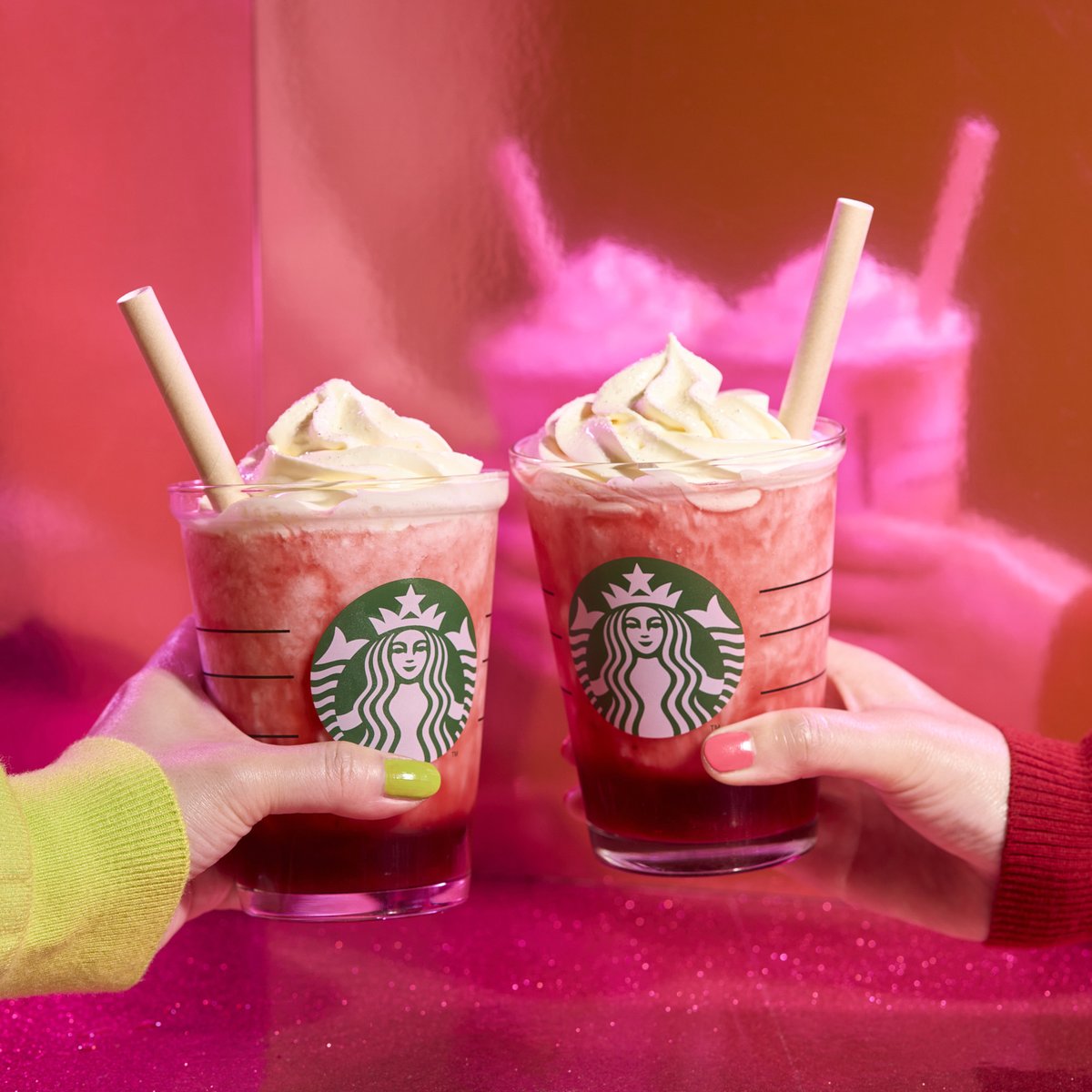 Starbucks_J's tweet photo. #メリーベリーストロベリーフラペチーノ®
is Coming tomorrow🍓✨
みなさんが楽しみなのはどれですか？

❤→甘酸っぱいストロベリーとなめらかなミルクの味わい
💚→一口目からストロベリーの味わいを堪能できるストロベリー果肉
💛→トッピングのメリークリームとキラキラ輝くシルバーシュガー

登場をお楽しみに🎅