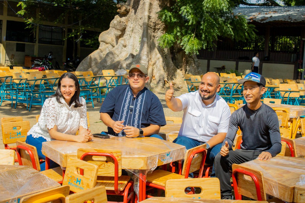 La Presidenta <a href="/XiomaraCastroZ/">Xiomara Castro de Zelaya</a> cumple su compromiso con la educación: cada escuela intervenida por Shin Fujiyama contará con pupitres nuevos. 🪑🏫

Hoy se entregó mobiliario en El Progreso, Yoro. ¡Juntos estamos construyendo un mejor futuro para 🇭🇳! 
#XiomaraCumple
