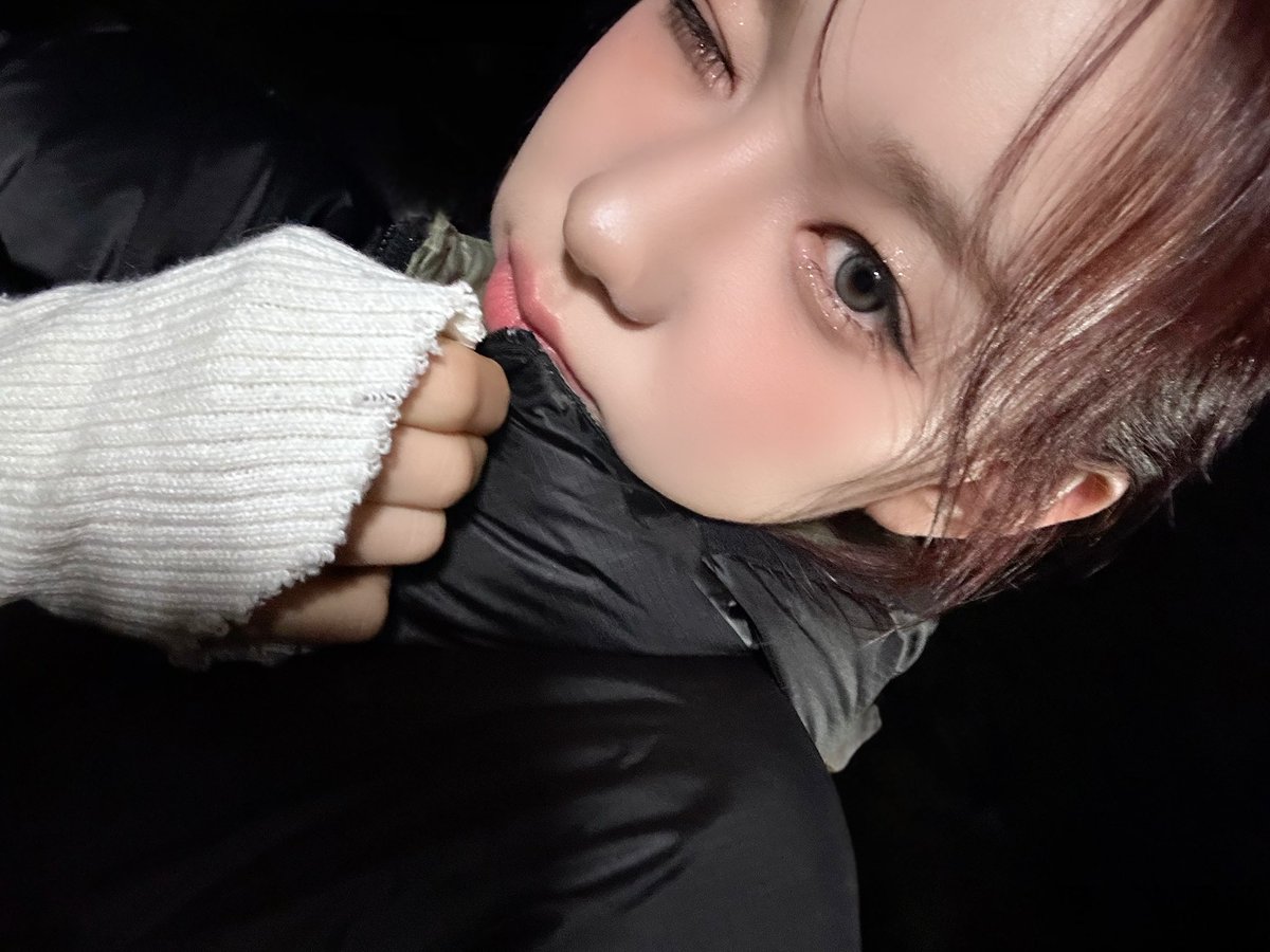 Blink, blink! Did you fall for me when I blinked like this? ᡣ 𓈒> ⩊ ⋅𓈒 ა ♡