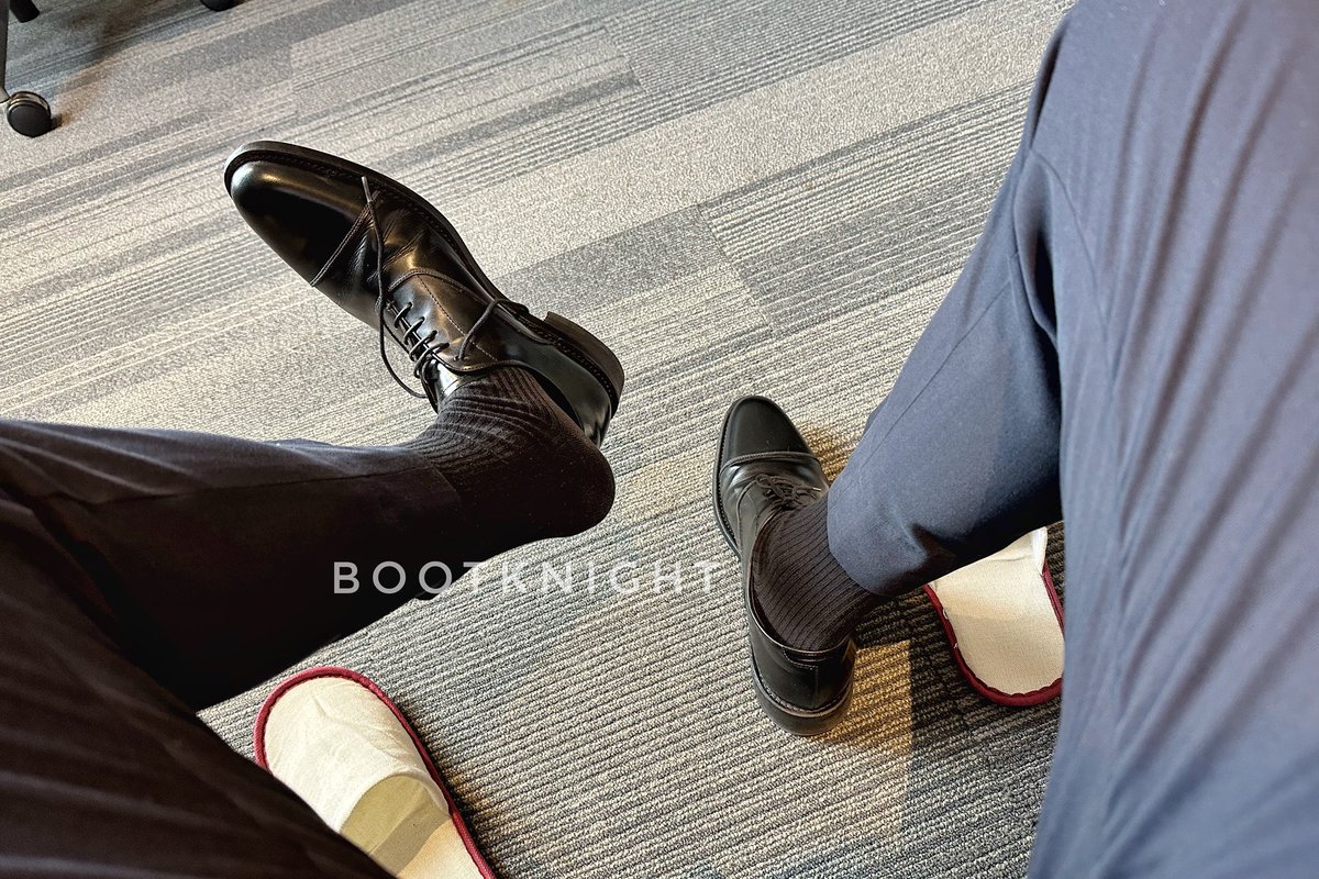 Bootknight1's tweet photo. 没有鞋拔子，需要叫前台小哥服务 https://t.co/VVnh49VNCg