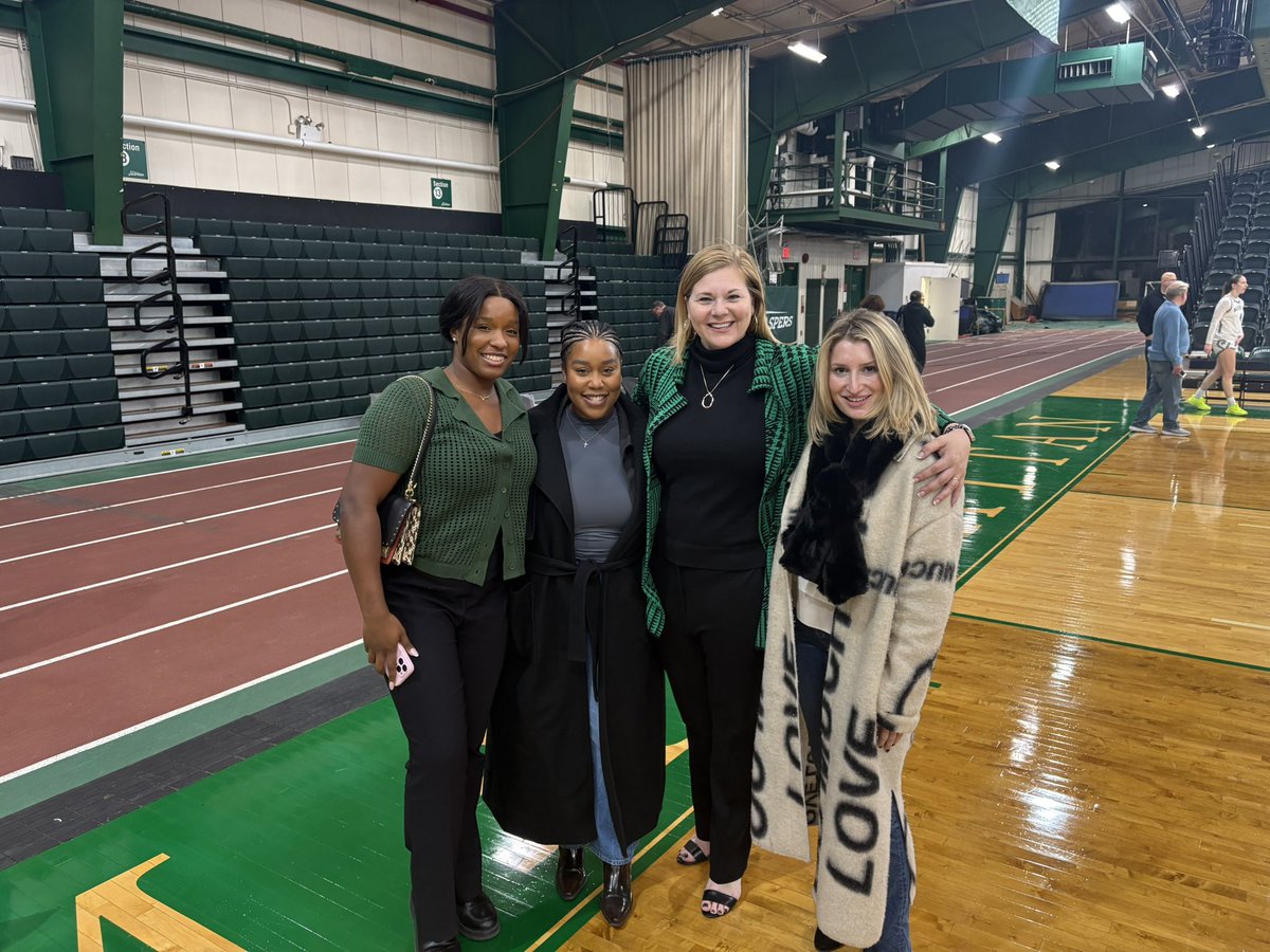 Manhattan_WBB's tweet image. Always great to have our very own back! 

Kayla Grimme ‘18 
Kiki Griffin (Director of Basketball Operations, 2019-22)
Dee Dee Davis ‘22 
Emma Bedeker ‘20
Sydney Watkins ‘22

#playGREEN🟢  #BattleoftheBronx🗽