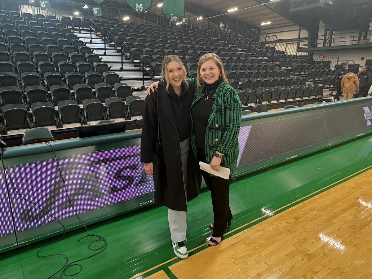 Manhattan_WBB's tweet image. Always great to have our very own back! 

Kayla Grimme ‘18 
Kiki Griffin (Director of Basketball Operations, 2019-22)
Dee Dee Davis ‘22 
Emma Bedeker ‘20
Sydney Watkins ‘22

#playGREEN🟢  #BattleoftheBronx🗽