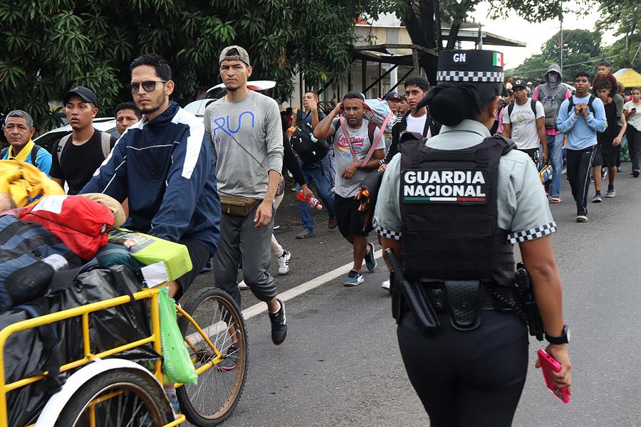elavisomagazine's tweet photo. Miles de migrantes, en su mayoría venezolanos, partieron este miércoles desde la frontera sur de México, con la meta de llegar a Estados Unidos antes de que comience la nueva presidencia de Donald Trump. 
.
https://t.co/FyQMNdZi5s

[📸EFE/ Juan Manuel Blanco] https://t.co/WtsK3v0NJw