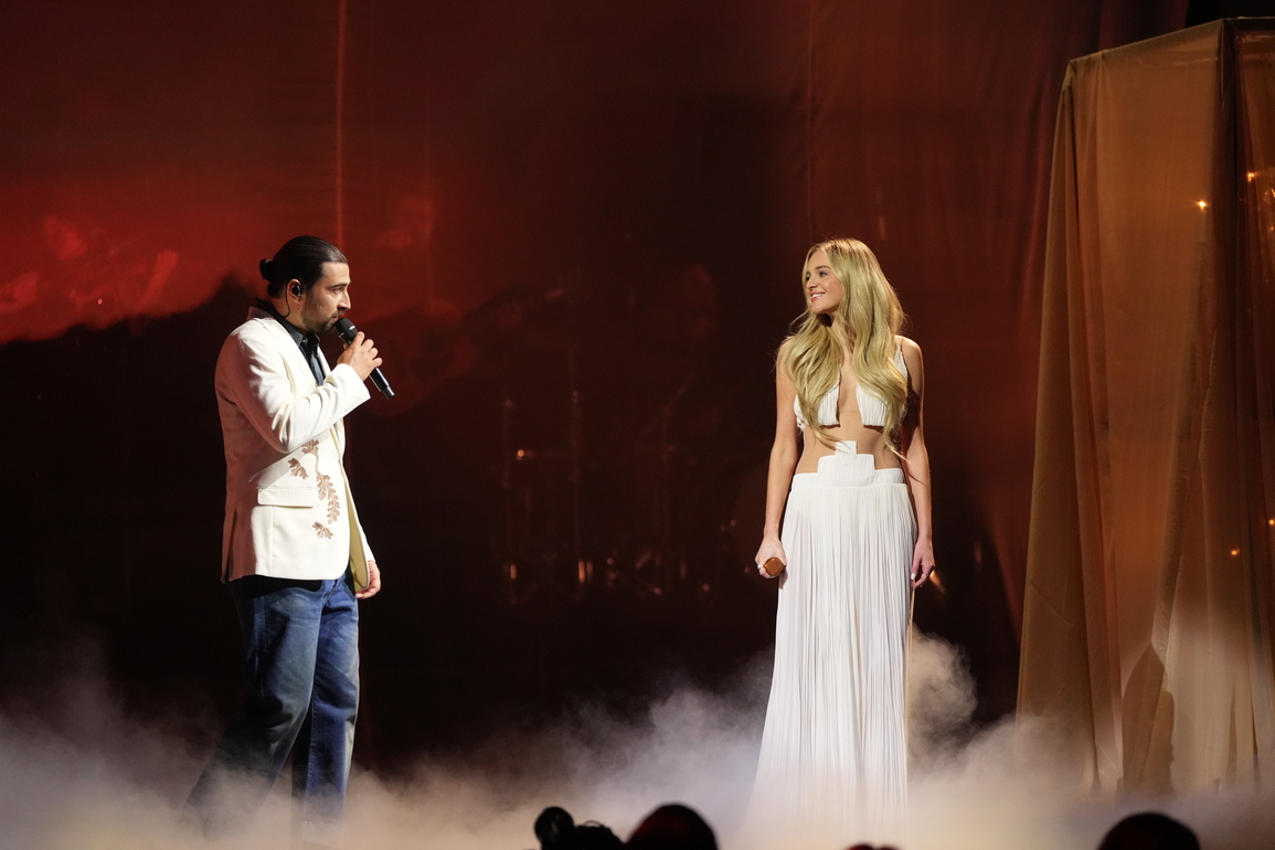 CountryMusic's tweet photo. the #CMAawards cowboys are for sure crying after that performance 🤠🥹 @KelseaBallerini &amp; @NoahKahan https://t.co/qUNInFz8nn