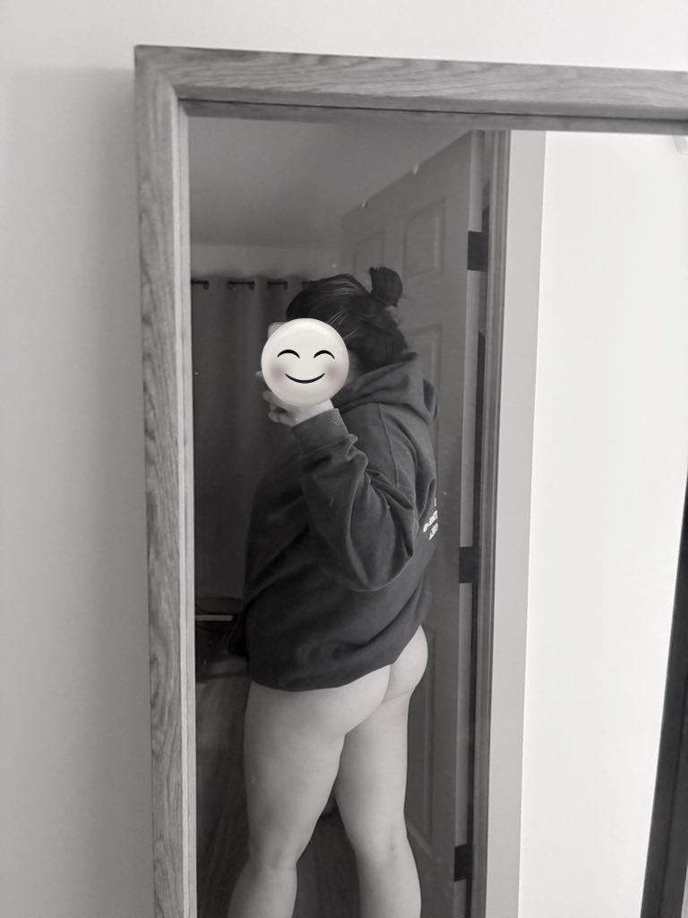 I hate pants 😌 https://t.co/G4GywXpDhs