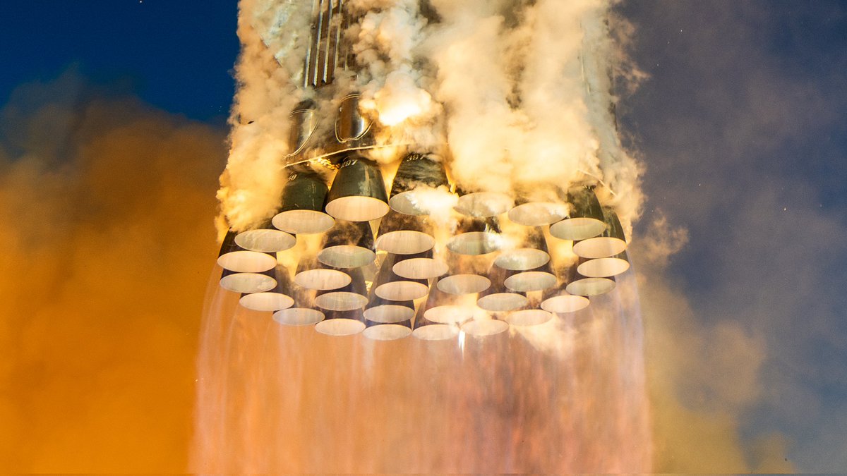 EasyTechWiz's tweet image. Each rocket engine produces twice as much thrust as all 4 engines on a Boeing 747 and there are 33 of them