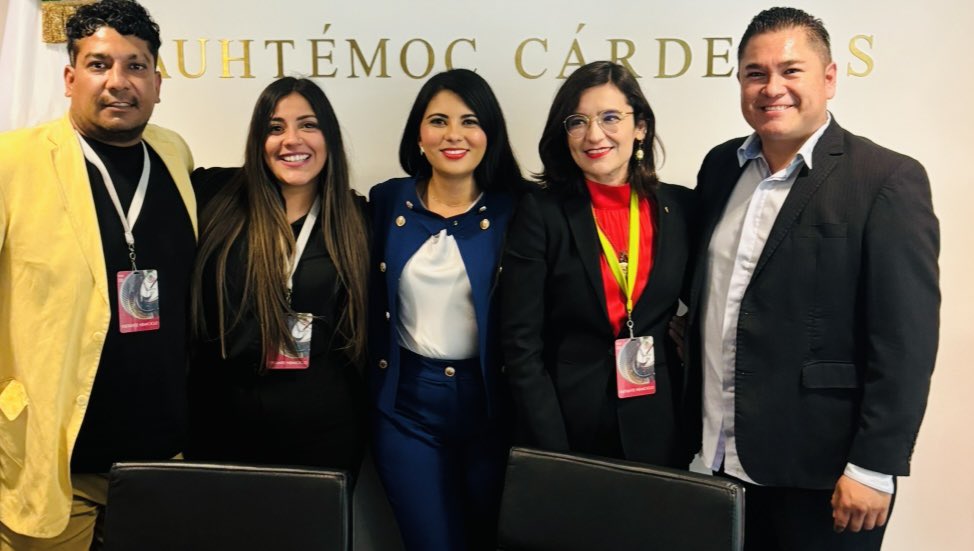 Aquí los geniales activistas que impulsaron por primera vez en la historia de México la iniciativa de consulta popular gestada desde la ciudadanía, NO desde el poder 
Inmejorable conmemoración de la revolución mexicana 
20/nov/24 bienvenida la insurgencia pacífica ciudadana 🇲🇽