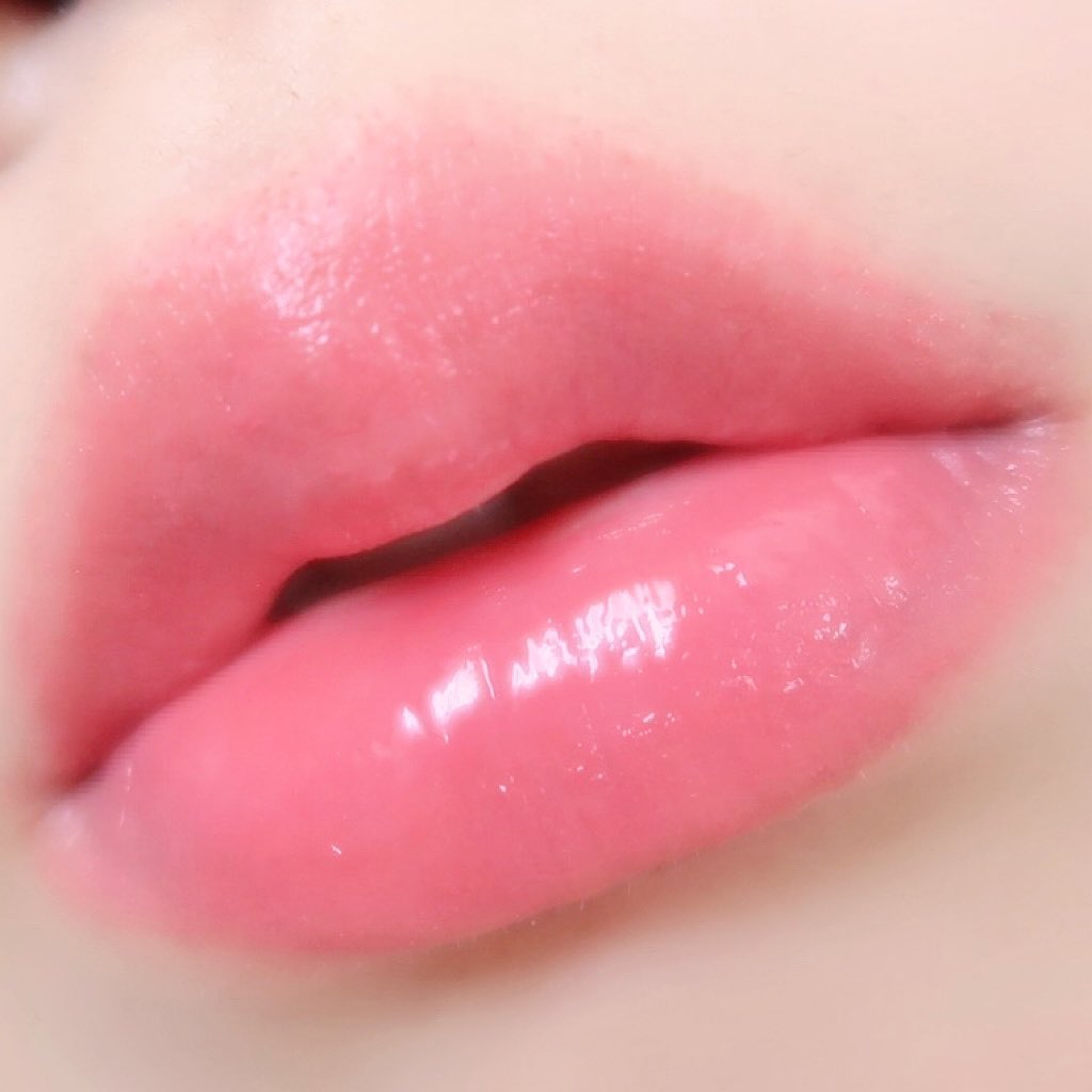 เซตนี้ต้องโดนนะ จะคริสต์มาสจับฉลากปีใหม่คือเอาไปแลกได้เลย หรือใช้เองก็สวยคุ้ม ￼💄LILYBYRED MILKY BLUR FONDUE BAR MELLOW LIP OIL KEYRING SET ลิปกด ทาแล้วปากเบลอๆฟุ้งๆเนียนนุ่มมากๆ ละมุนเบอร์04 โทนชมพูม่วงๆ เบาสบายปาก สีสวย อีกอันเป็นลิปออยด์สวยฉ่ำสุด เบอร์02 โทนนู้ดม่วงๆใสๆ