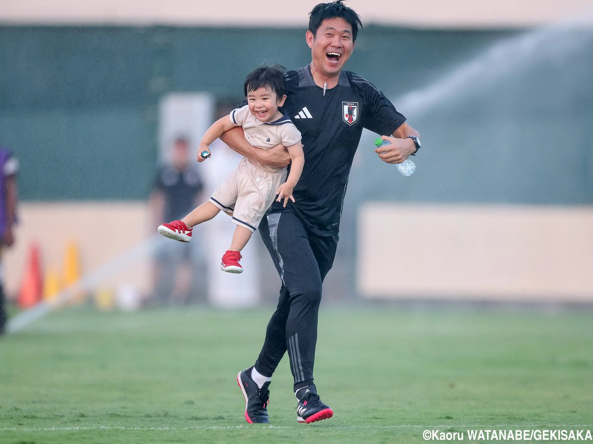 shigeru_madrid2's tweet photo. 【遅報】森保監督が子どもをスプリンクラーから救う https://t.co/ehwZtmMEcA