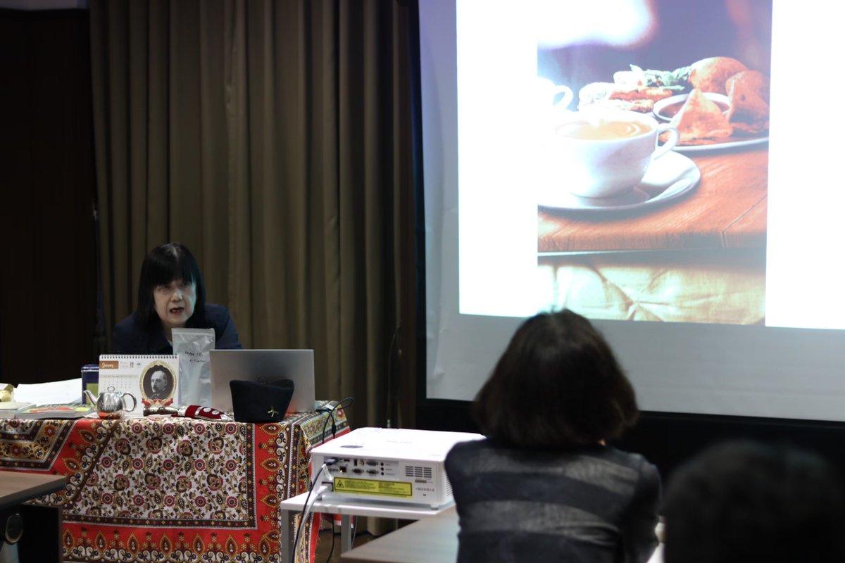 /
中国茶セミナー　参加者特典あり
\

11/30（土）天空茶会中国茶セミナー
お１人様につき茶杯１個をプレゼント

セミナーでは５～６種類の中国茶を試飲します

写真は前回セミナーの様子です
今回セミナーでもスライドを使用予定

ご予約はホームページで受付中です！
#天空茶会

続きます→