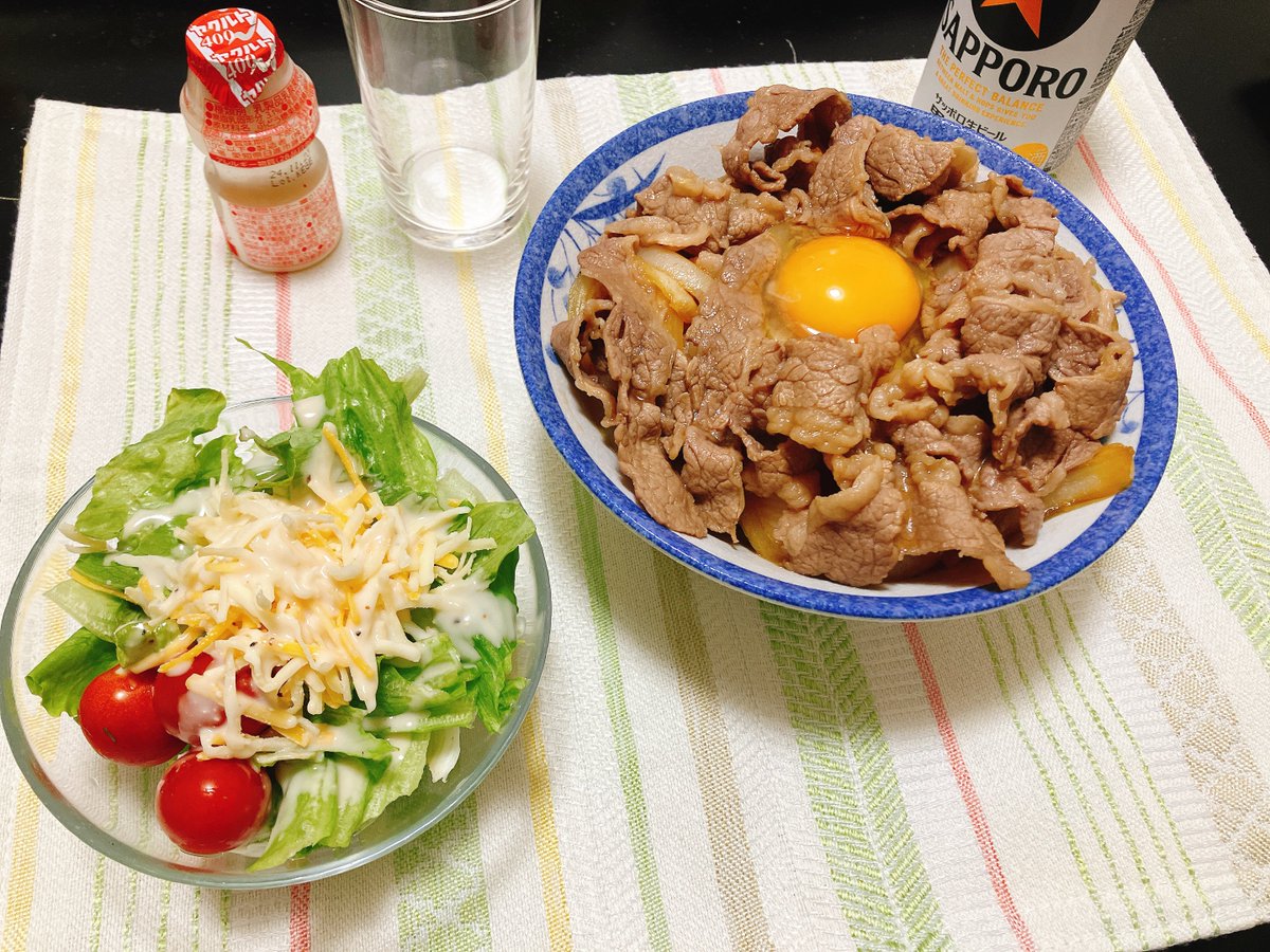 abetchi_jisui's tweet photo. 牛丼とサラダ。よくやる組み合わせ https://t.co/MFD2uh0qCt
