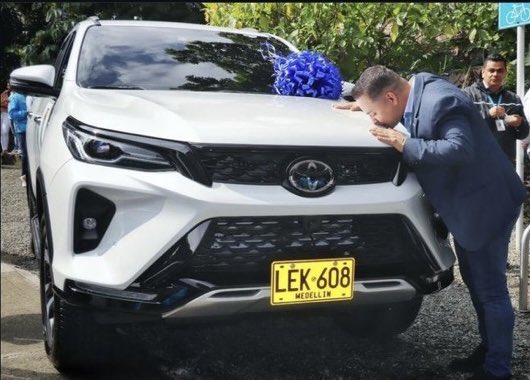 Tolaymaruja's tweet photo. El personero de Medellín estrenando carro oficial y lo besa…¡Chupe y me deja! https://t.co/uzpSNIuR4b