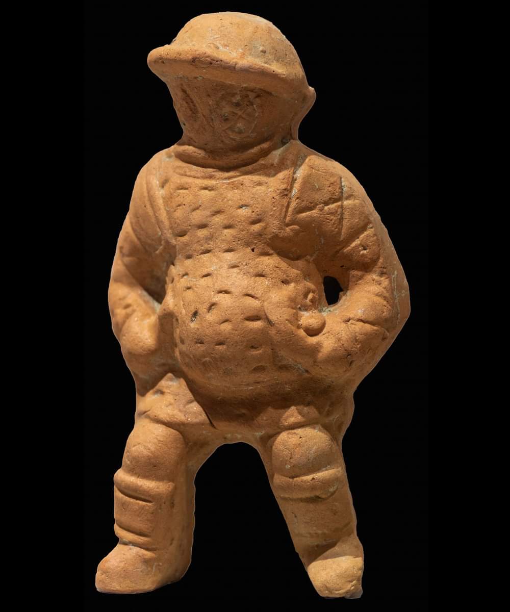 templodelpasado's tweet photo. ⚔️ El origen ritual de los gladiadores.

📜 Los juegos gladiatorios tienen raíces etruscas que se hunden hasta el siglo VIII a.C., cuando comenzaron como rituales funerarios. Roma los adoptó en el siglo III a.C., transformándolos en un espectáculo épico.

🏺 En el siglo I d.C., estos juegos se extendieron a la Anatolia romana, incluyendo a Éfeso, donde se halló esta increíble figurilla de gladiador.

🗿 La figurilla refleja el legado de estos luchadores, quienes personificaban el valor y el sacrificio, cautivando al público de todas las provincias romanas.

🌍 Más allá del espectáculo, los gladiadores eran símbolos culturales de poder y resistencia, profundamente arraigados en la tradición romana.

📚 Artefactos como este conectan la historia de Éfeso con la fascinante evolución de los gladiadores en el mundo antiguo.

📸 Tolga İldun

#️⃣ #Gladiadores #RomaAntigua #Éfeso #HistoriaAntigua #Arqueología #Civilizaciones