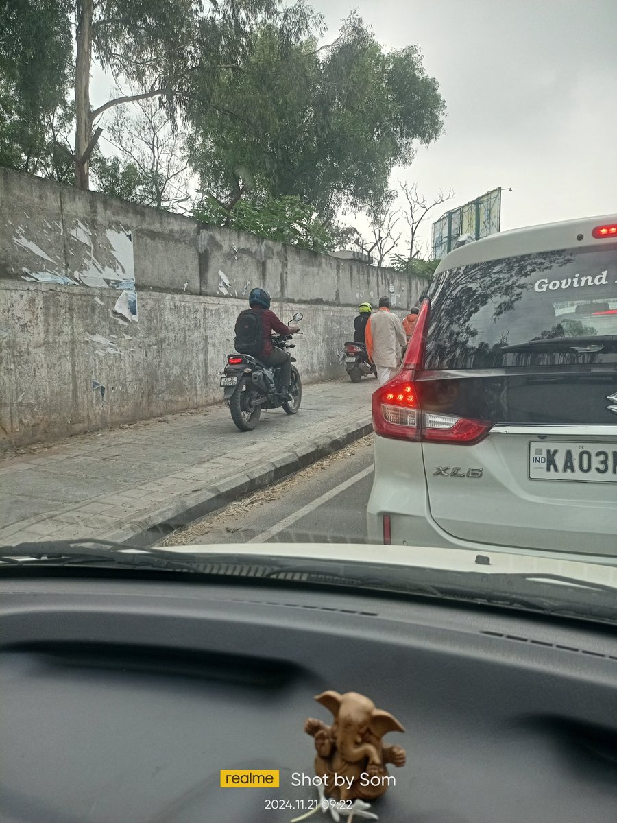som1175's tweet photo. @DCPTrEastBCP sir, people driving on footpath from horamavu towards rmnagar circle and come on the opposite side too endangering pedestrian https://t.co/lpenZEUvC1