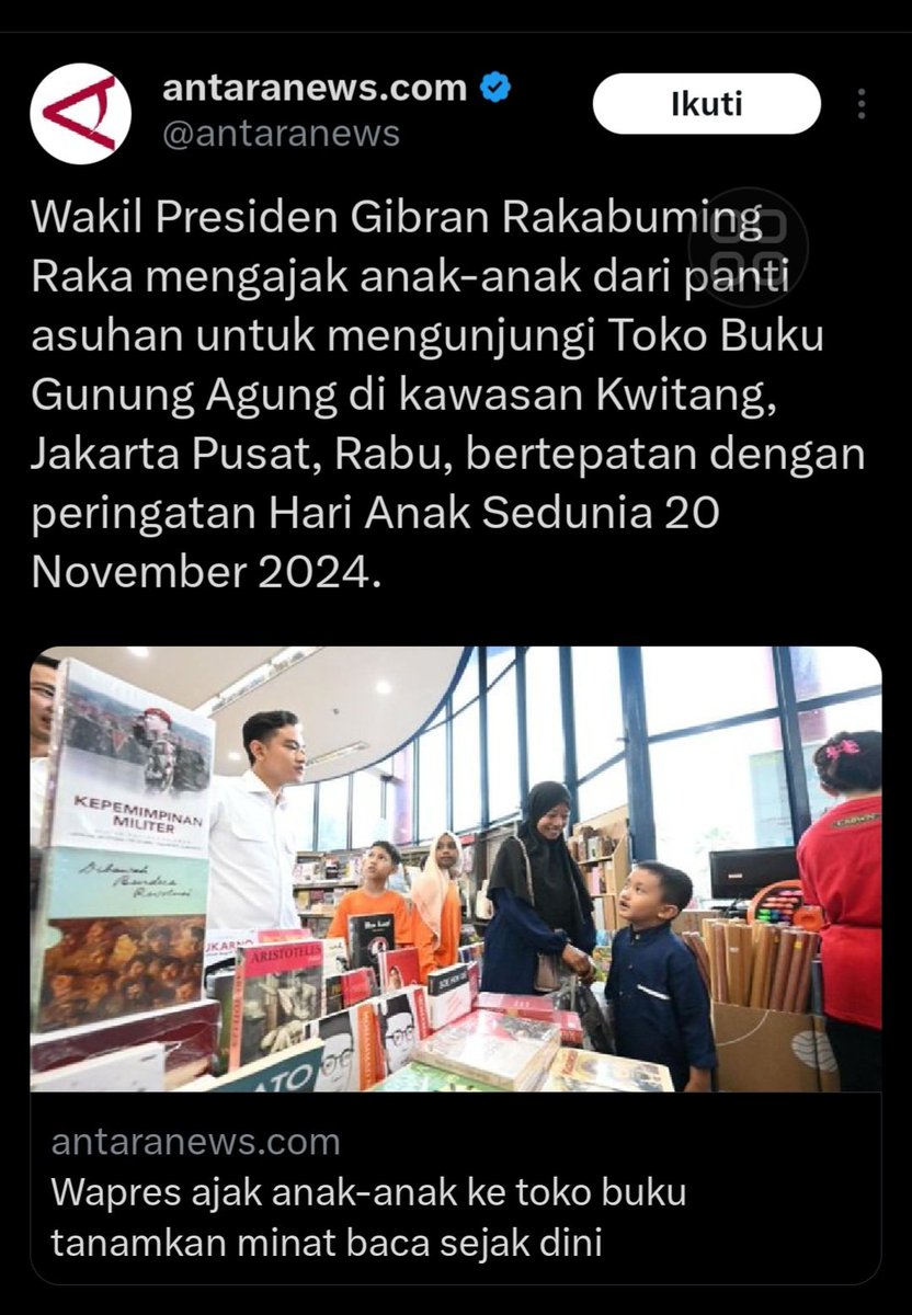 Begitu cintanya Bocil ini pada buku. Dia tak hanya bagi bagi buku, tapi juga mengajak anak anak ke toko buku. Muda, pecinta buku. Kurang apa lagi. Bikin ngikik