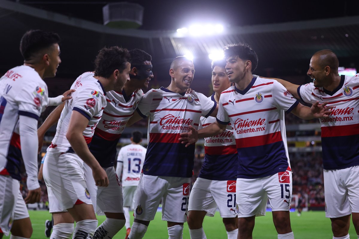 Chivas's tweet photo. 🔴⚪️ LA CIUDAD DEL GUADALAJARA ⚪️🔴 https://t.co/4vMsSzLJTR