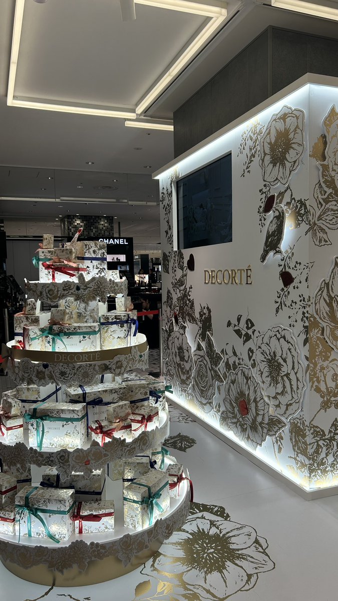 2po__chan's tweet photo. #DECORTEHOUDAY2024 https://t.co/T1LBlpgwAS