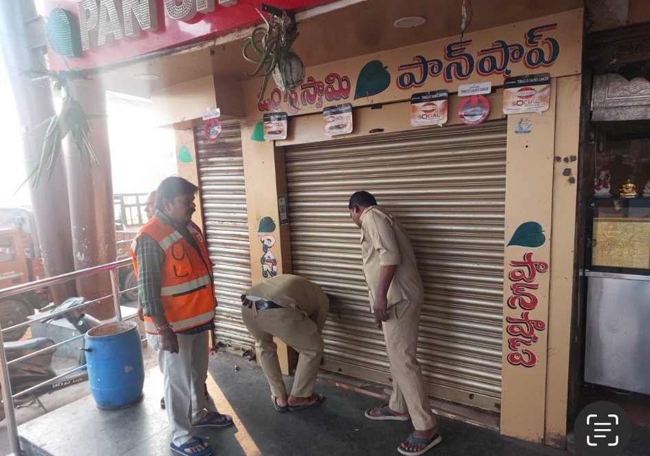 swachhhyd's tweet photo. Pan shops are major litterers after tea stalls &amp; wine shops #TeamGHMC  seized Om Sri swamy pan shop @ Uppal x road &amp; enforced to keep bins in front of shop. Fines will be imposed on Gutkha consumer also for littering #LitterFreeHyderabad @PrlsecyMAUD 
@CommissionrGHMC @ZC_LBNagar https://t.co/NJIBEpVTUy