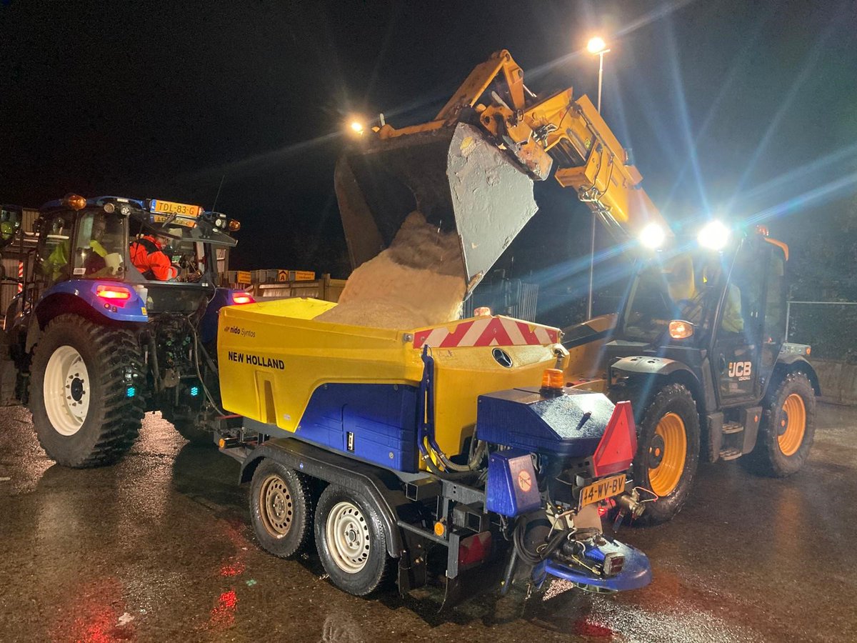 In onze hele gemeente zijn we aan het strooien. Pas op als je de weg op gaat, het kan glad zijn. #Lingewaard #gladheid #strooien