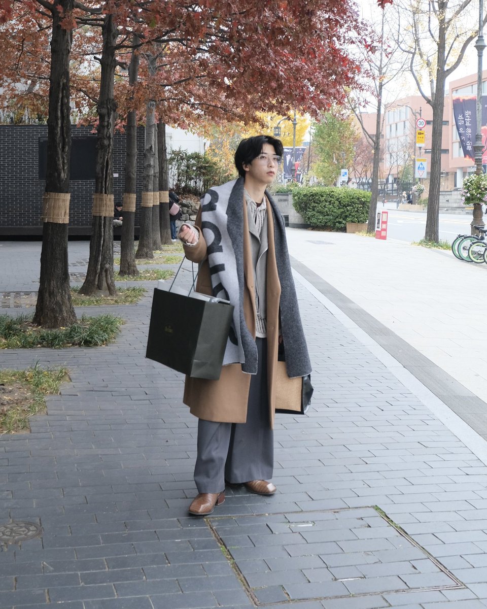untledgrd's tweet photo. 秋の韓国スタイル
紅葉にぴったりなダブルのチェスターコート https://t.co/A8AEtBbCVD