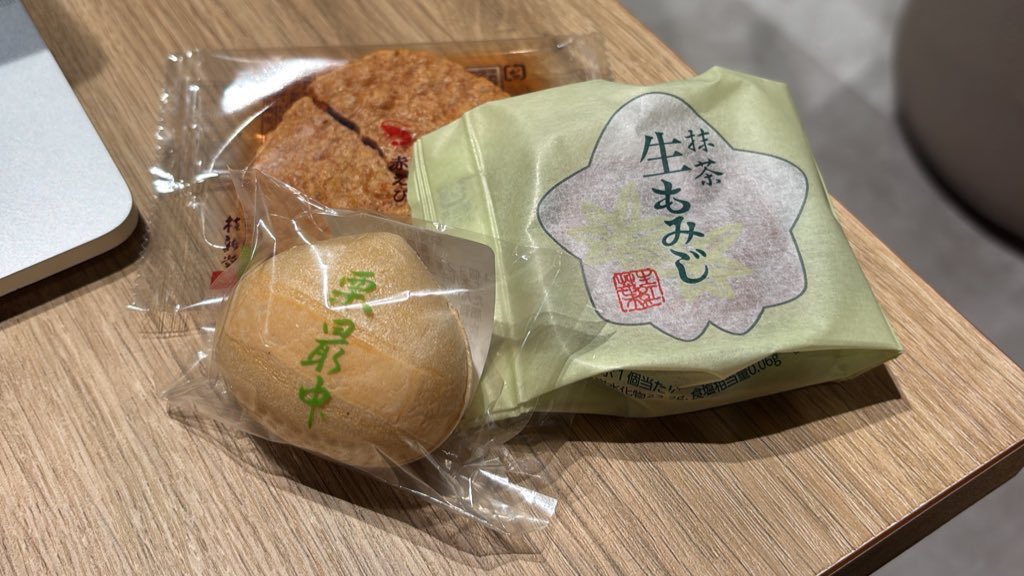 こんにちは🌞
昨日出社したら色々な方達からお土産をもらえてラッキーでした❣️❣️
どれも美味しかったので見かけたら是非チェックしてみてくださいねー👀

特に生もみじは新食感で美味しかったです🤤🍁
#企業公式おやつ部 
#企業公式相互フォロー祭り 
#企業公式ランチ部