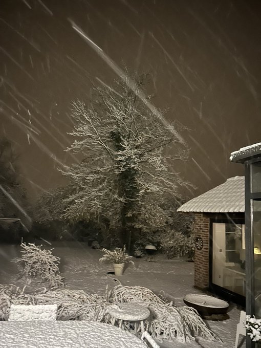 LeeGolden6's tweet image. BREAKING

Iceland volcano erupts for tenth time in three years!

Stranded motorists on moor road bank, Whitby UK!

Meanwhile Belgium was hit by a heavy snow storm

Rains caused a creek to overflow in Turumo, Sucre Municipality, Caracas in Venezuela
#GrandSolarMinimum