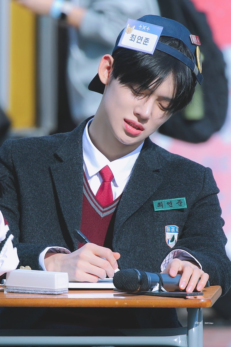 표정이진짜리얼현실고딩갘은데
금방이라도책상에머리박고드렁슨가능의얼굴