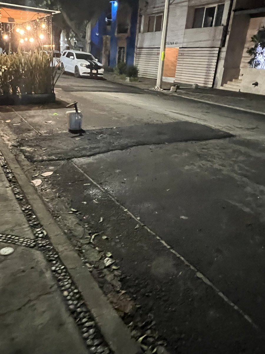 VecinosSurRoma's tweet photo. Con la novedad que ahora sí atiende la @AlcCuauhtemocMx por instrucciones de @AlessandraRdlv las solicitudes de los vecinos en la #RomaSur #CDMX Años sin hacer caso, al contrario nos bloquearon los anteriores. Gracias! #Cuauhtemoc #ColRoma #baches #NoCorrupcion https://t.co/nOg4Ij8HQz