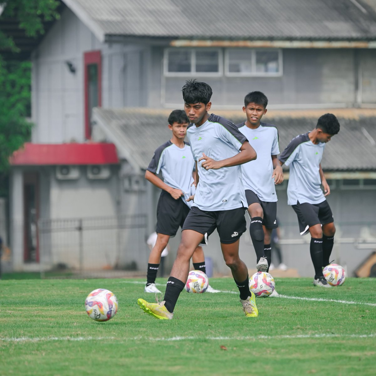 Briant Rhere (#1) - Arema FC

Satu-satunya kiper yang terpilih untuk berangkat ke Spanyol. Posturnya tinggi di level umurnya. Kemampuan komunikasinya bagus untuk mengomando blok pertahanan, sambil matanya terus mengawasi ruang-ruang yang berbahaya.
