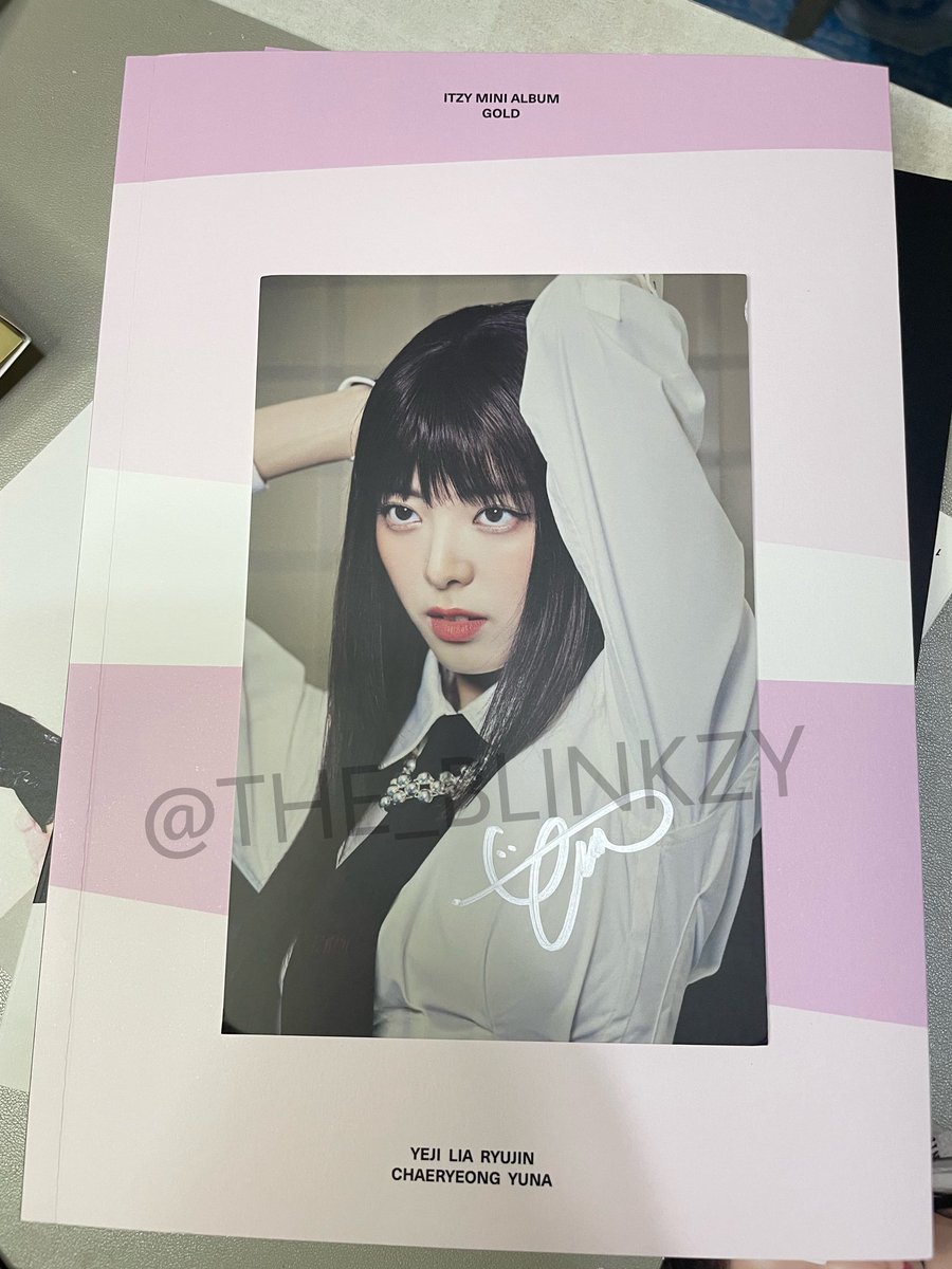THE_BLINKZY's tweet image. ❕wtt lft ph itzy hand signed postcard (us shop pob) [prio trade]

have: yuna
want: lia equivalent

feel free to reply / dm to trade 😁

🏷️ itzy shop us shin yuna choi jisu lia sign autograph gold album 2024 standard version light gold