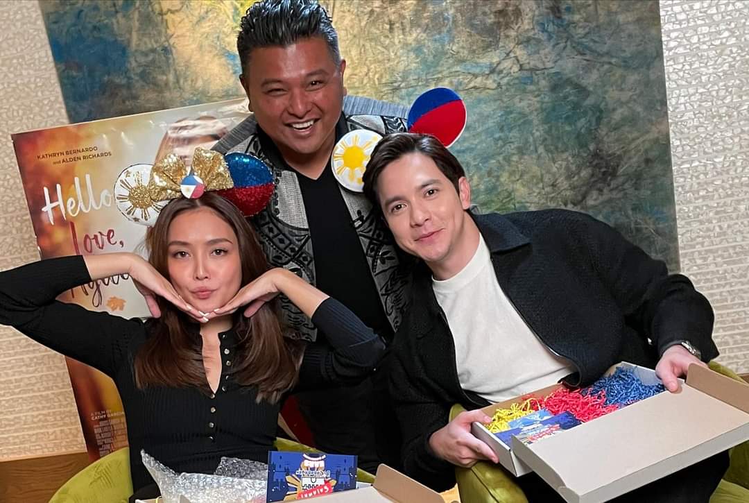 solidwarriors02's tweet photo. Our JOY and ETHAN in HOLLYWOOD!💜

MEDIA DAY for #HelloLoveAgain !🥰

@aldenrichards02
#ALDENxHLA
#AldenRichards 
©️StarCinema • FB https://t.co/yrLrGyrr7O