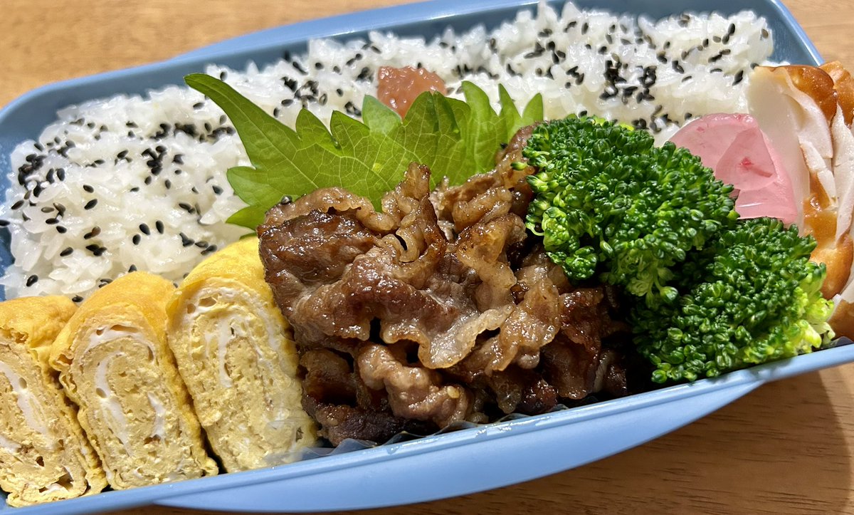 ___tomotomo___'s tweet photo. ☆焼き肉弁当☆
今日は朝練⚽️いつもより１時間��ほど早く学校へ。
☀︎ 焼肉
☀︎ 玉子焼き
☀︎ ブロッコリー
☀︎ かまぼこ
☀︎ さくら大根　☀︎ しそ
☀︎ 梅干し　☀︎ ごま塩
#男子高校生弁当　#お弁当記録　#弁当
2024.11.24（木） https://t.co/BN8NfjBw4b