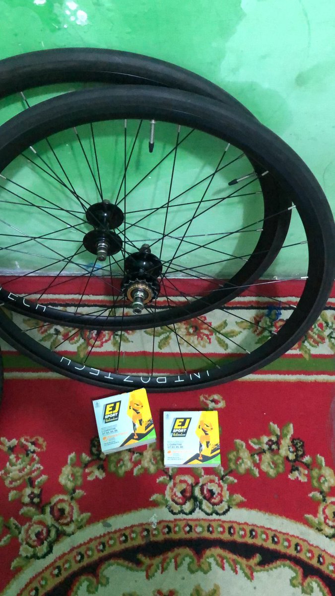 devgrohll's tweet photo. WTS
Wheelset Intro 7 Tech 20/24 Hole 
Hub Fix Fix
Drat 1 Jebol, Drat 1 Aman
Cog Ardently 15T Lockring Sakra
#fnfjb https://t.co/grZIOcleC9