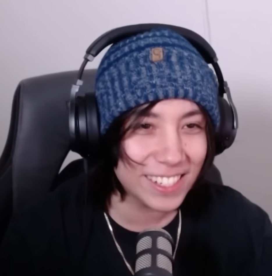 louiephobo's tweet photo. oigan no se si soy yo pero note que el beanie de que quackity siempre usa antes era azul ahora está gris la usó tanto que se volvió emo jajajja https://t.co/jhDYnqZ1a1
