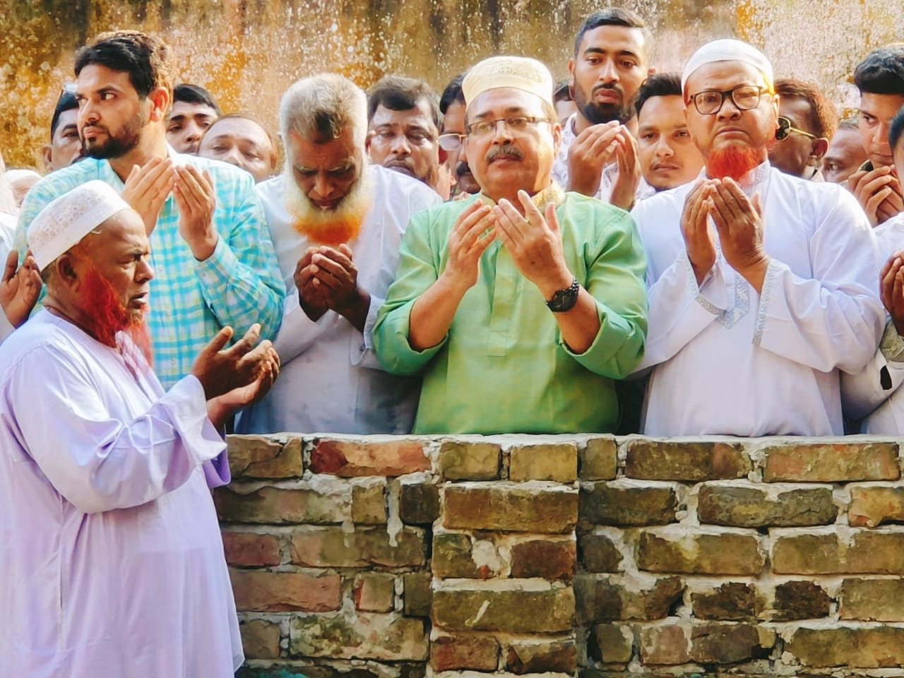 শহীদ আব্দুল্লাহ কবর জিয়ারত করলেন কেন্দ্রীয় বিএনপি নেতা তৃপ্তি